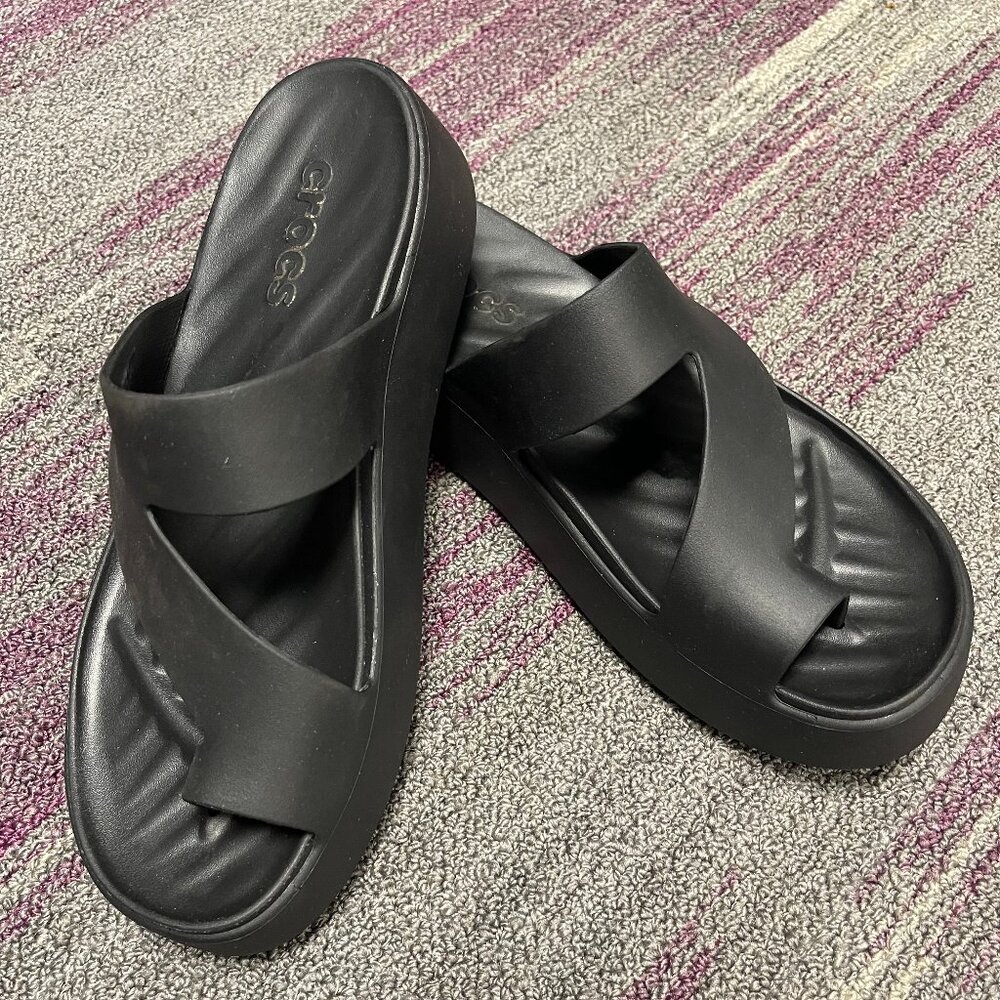 Crocs Getaway Platform Toe Loop Sandals Black size 9